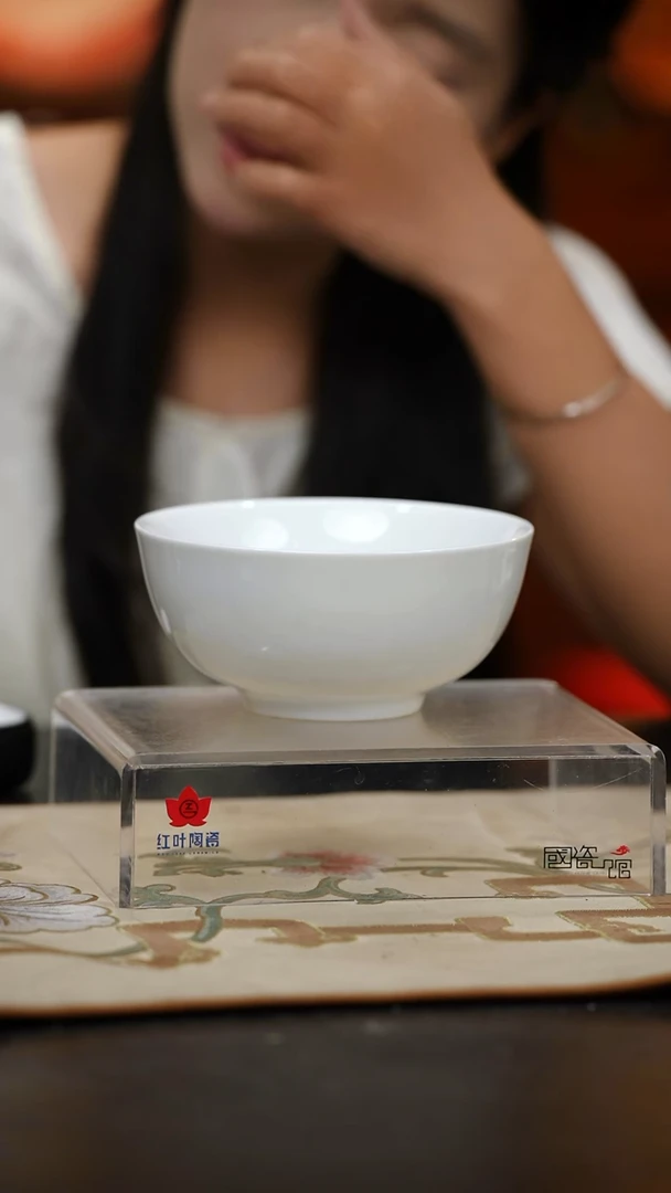 2个微瑕白胎6英寸面碗（无底款）