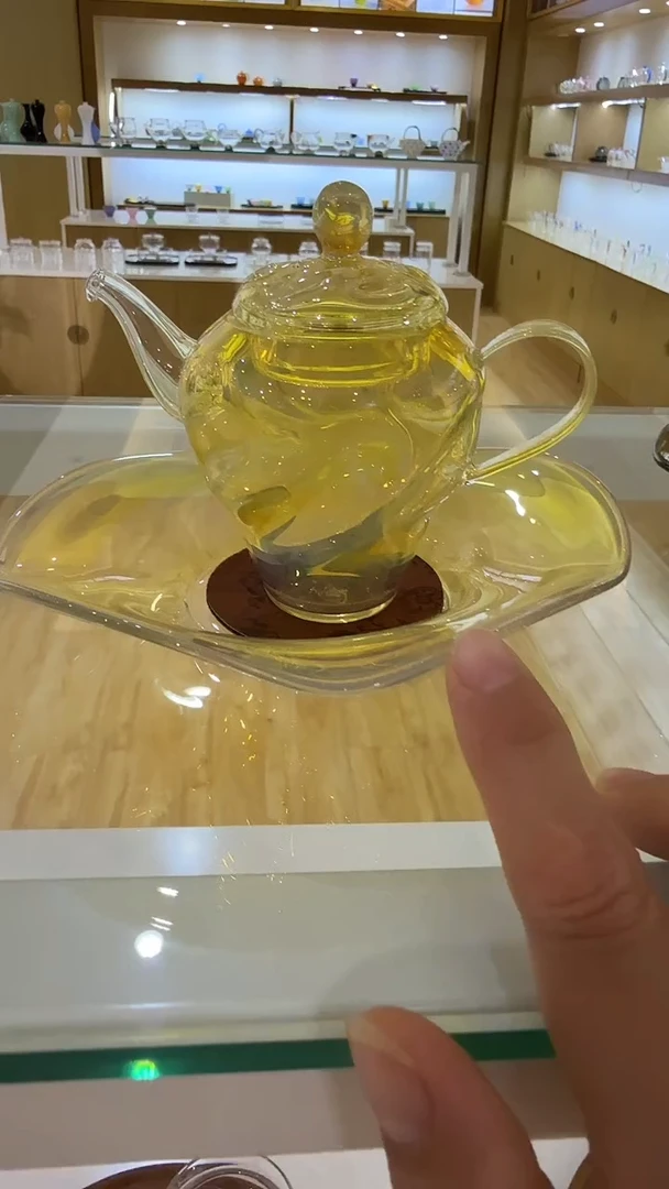 玉见手捏金色壶+壶承