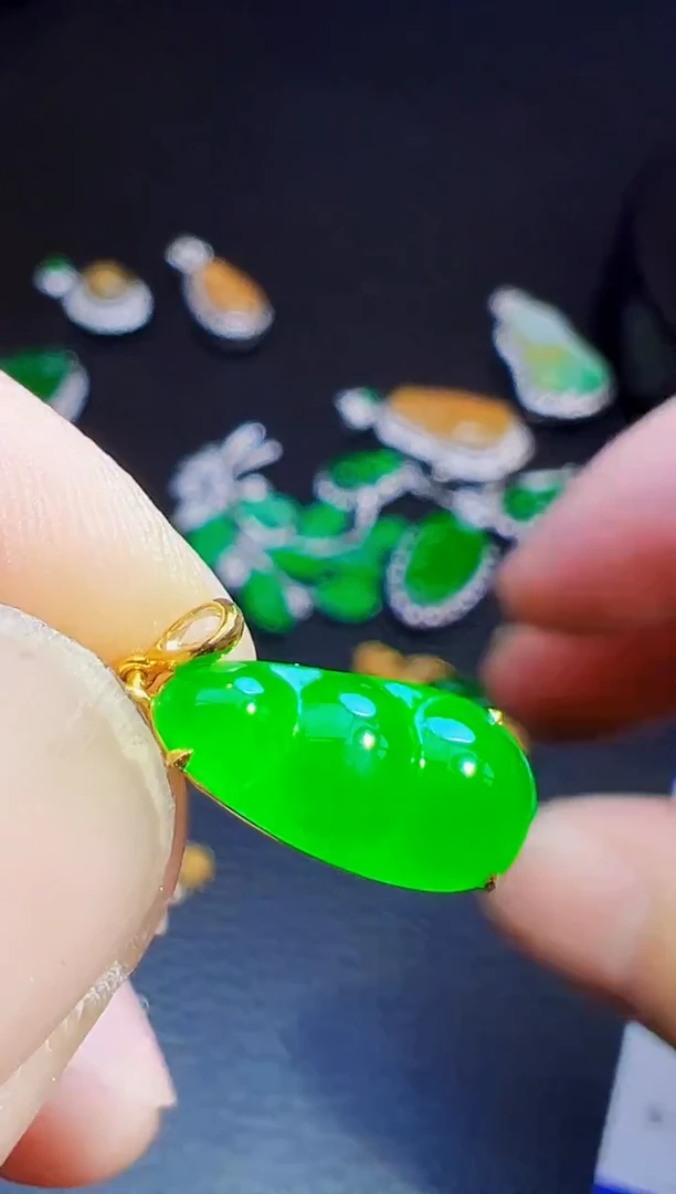 颈饰18K金镶嵌翡翠小****）翡翠