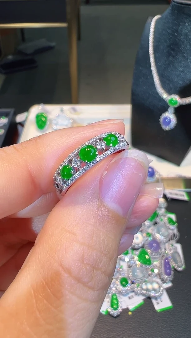 翡翠戒指18K金镶嵌翡翠