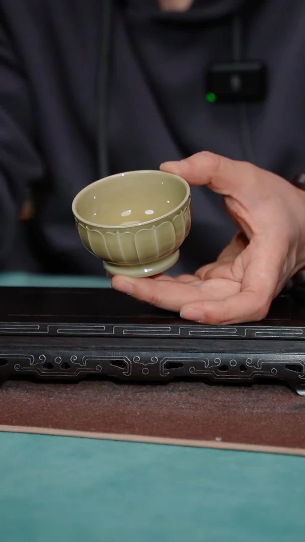 【闪购商品】127-1高足莲瓣纹（米黄釉）