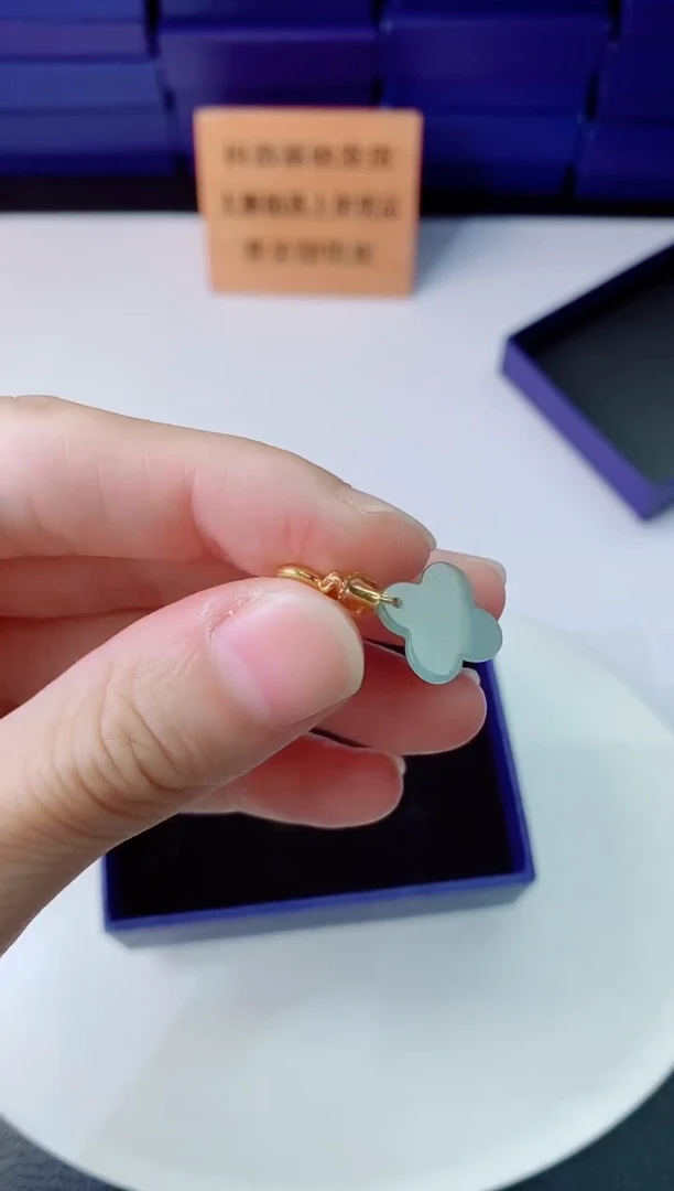 翡翠未镶嵌颈饰    `