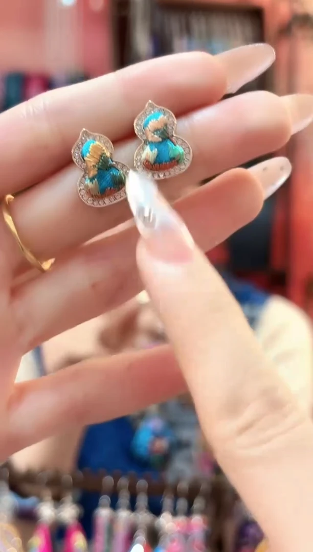 织绣云织瑶老绣饰品390