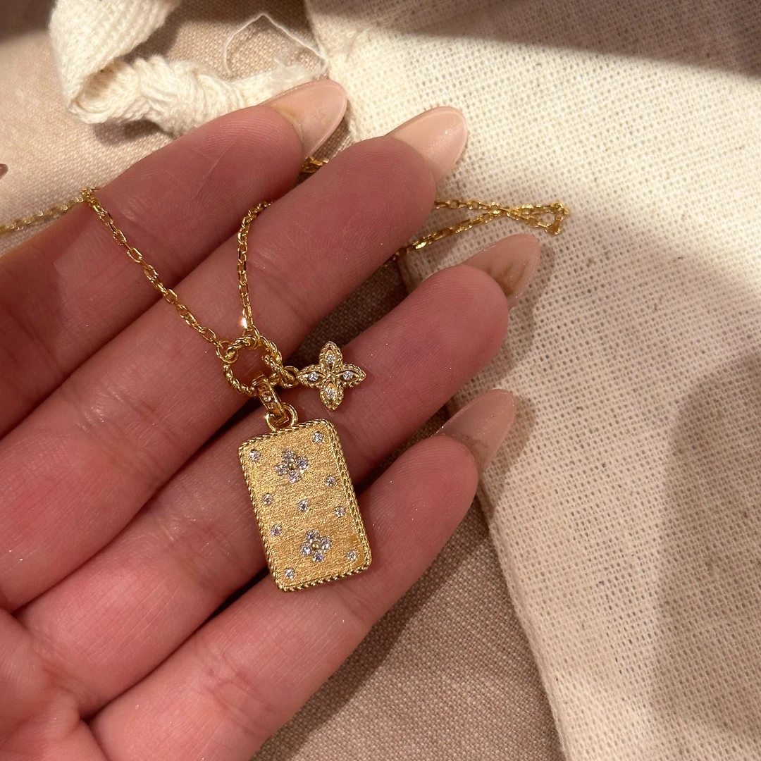 铜合金项链 金色点钻无事牌项链女时尚气质轻奢精致四叶花锁骨链