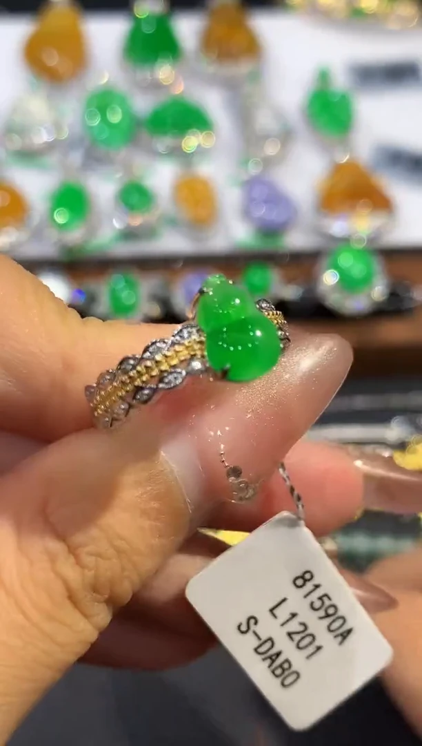 18K金镶嵌戒指翡翠L1201多样性发其一