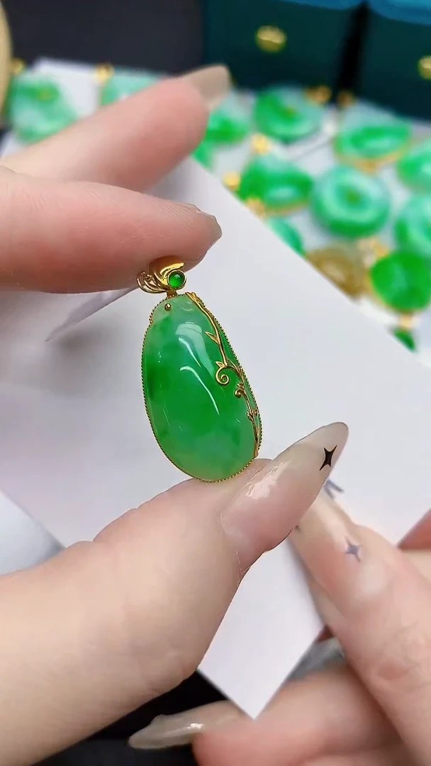 颈饰18K金镶嵌翡翠缅甸天然翡翠A货