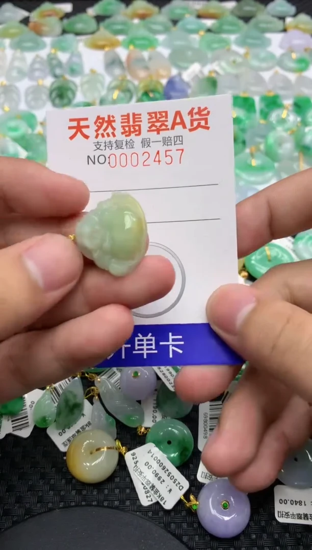 翡翠18K金镶嵌颈饰1111111111111111