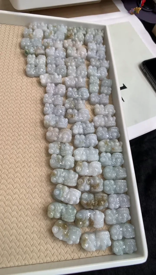 翡翠未镶嵌颈饰貔貅一对 多样性发一对