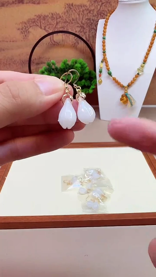 14K金镶嵌和田玉耳饰E162