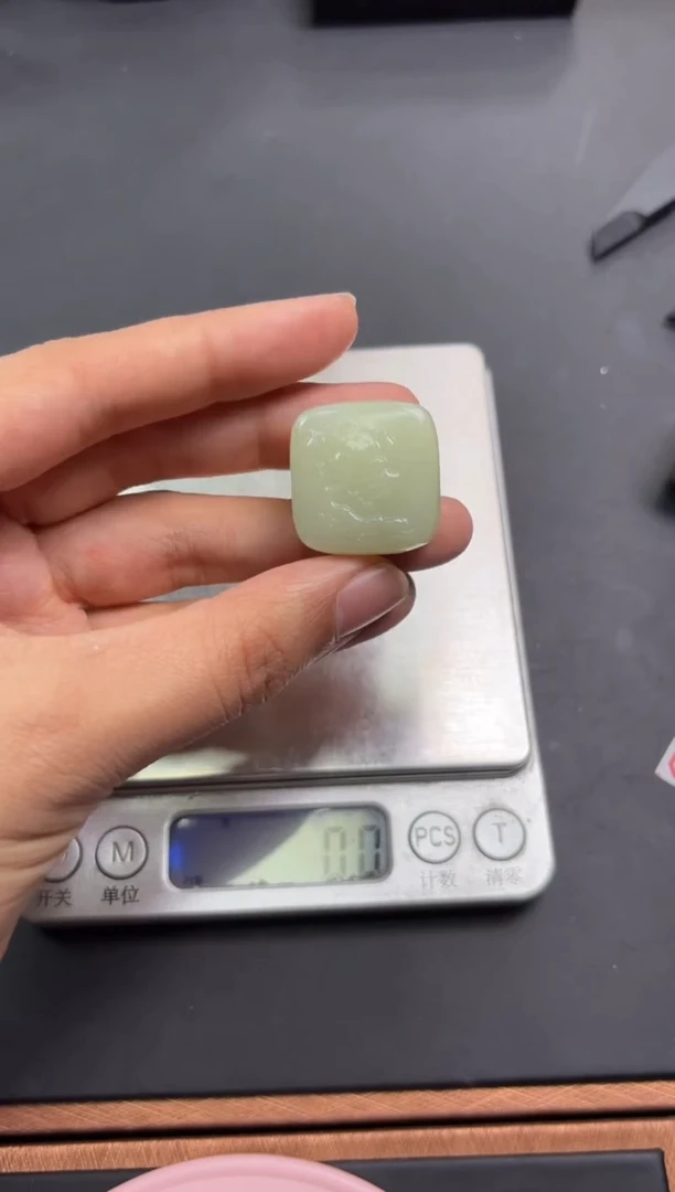 【闪购商品】和田玉吊坠(赠链)未镶嵌且末微色差迪克兰吊坠