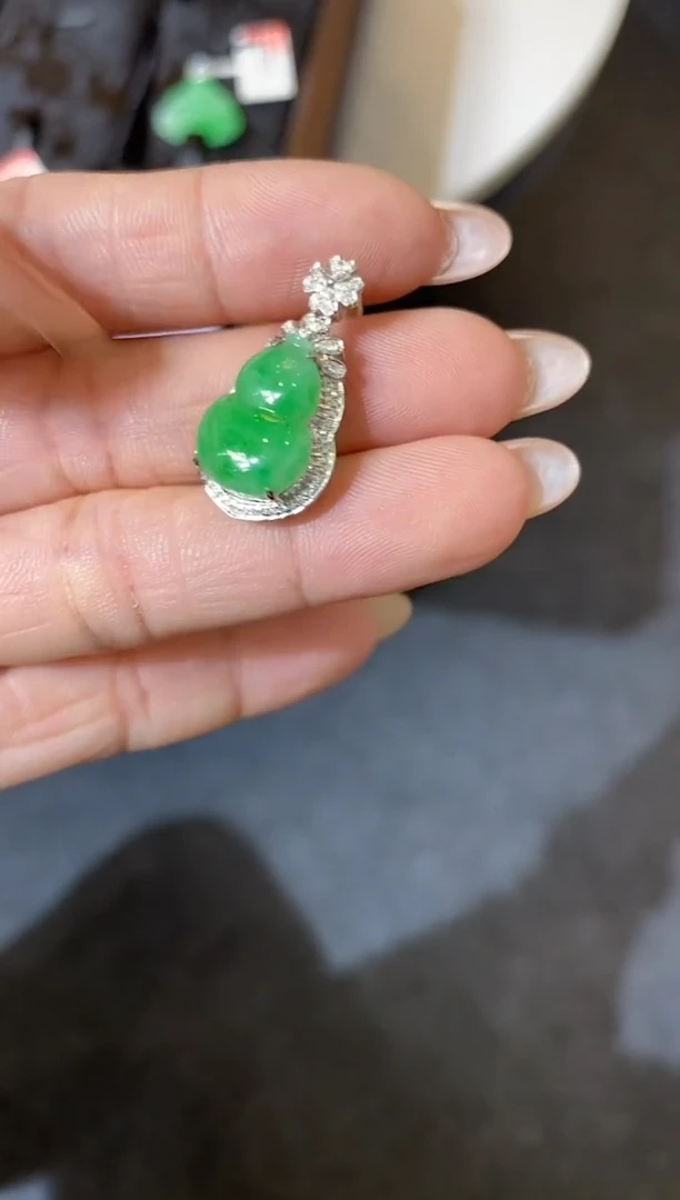 颈饰18K金镶嵌翡翠葫芦