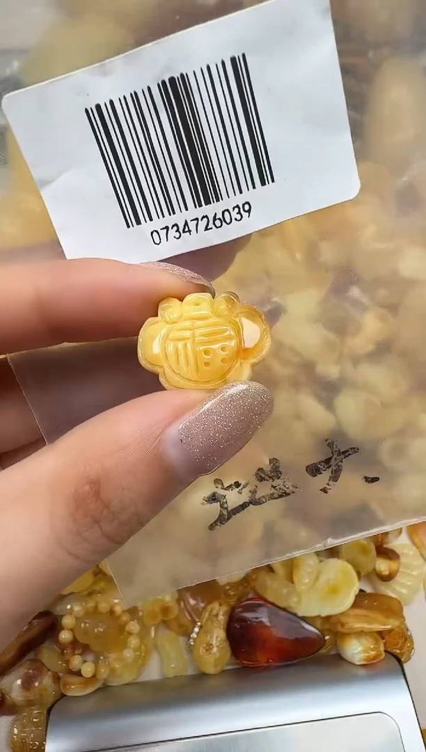 裸石琥珀未镶嵌如图