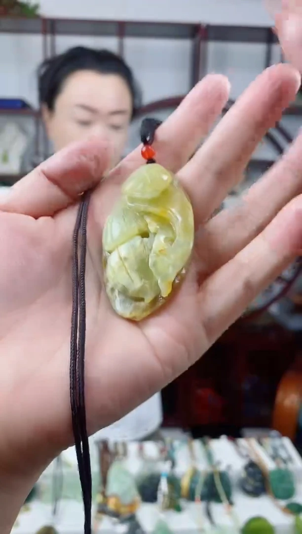未镶嵌岫玉颈饰如意