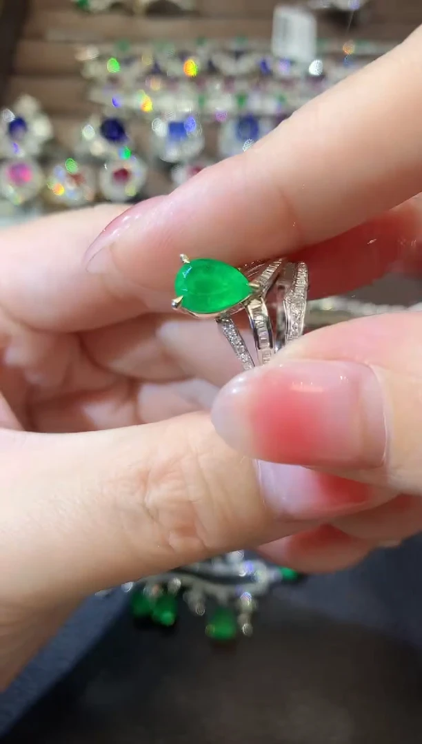 【闪购商品】祖母绿戒指18K金镶嵌D46