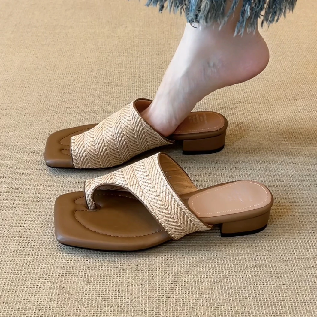 RubyL/3cm夏季新款时尚休闲度假风编织舒适百搭纯色粗跟夹趾拖鞋