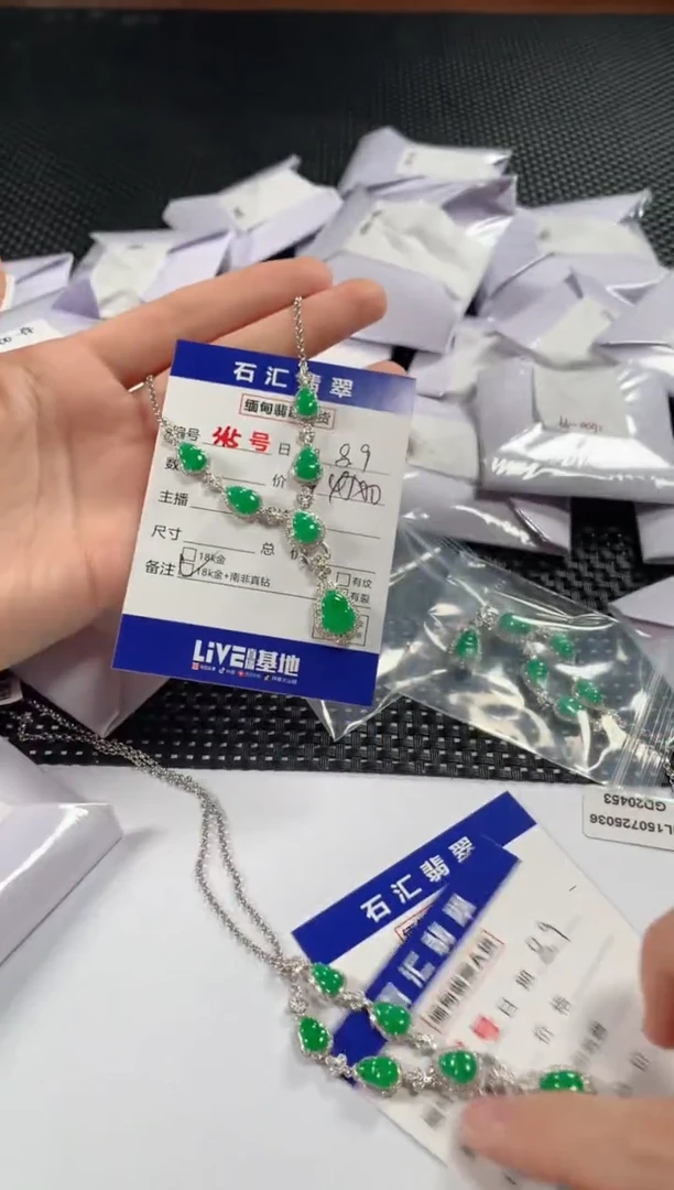 翡翠18K金镶嵌颈饰多样性发货，发一件