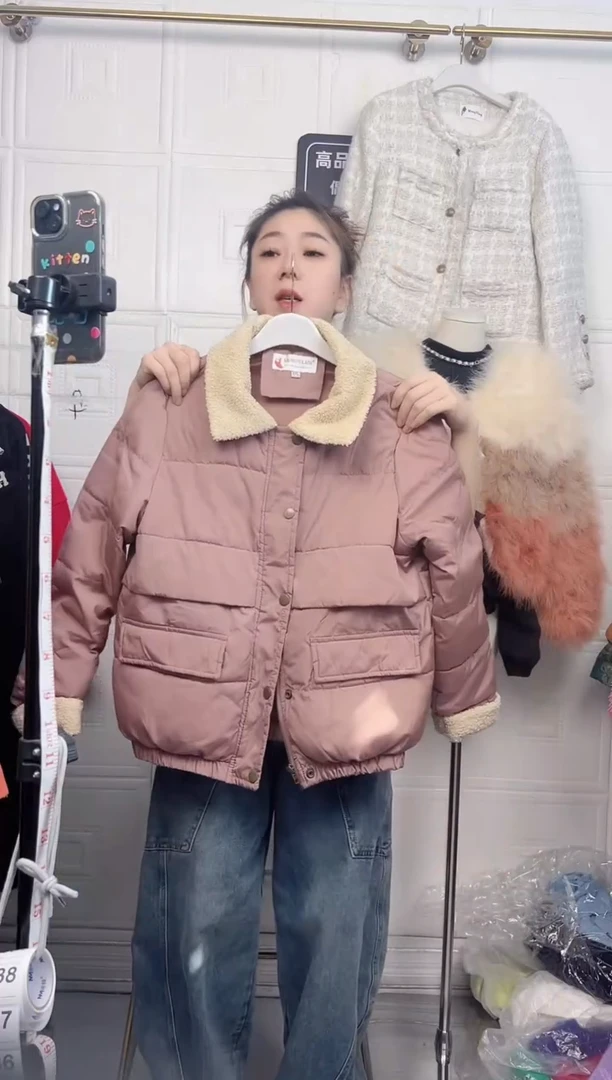 三醋酯纤维直播间墙上的棉服