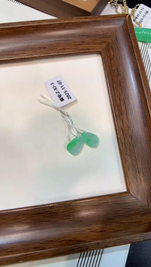 颈饰未镶嵌翡翠方扣一对