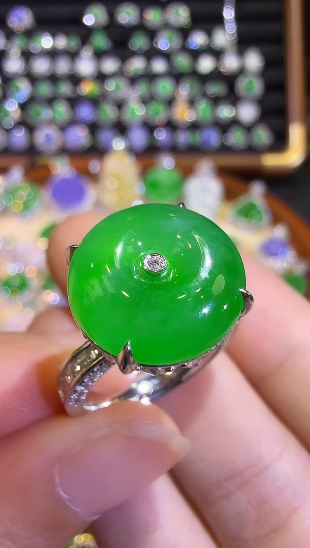 翡翠戒指18K金镶嵌满绿胖平安扣戒指