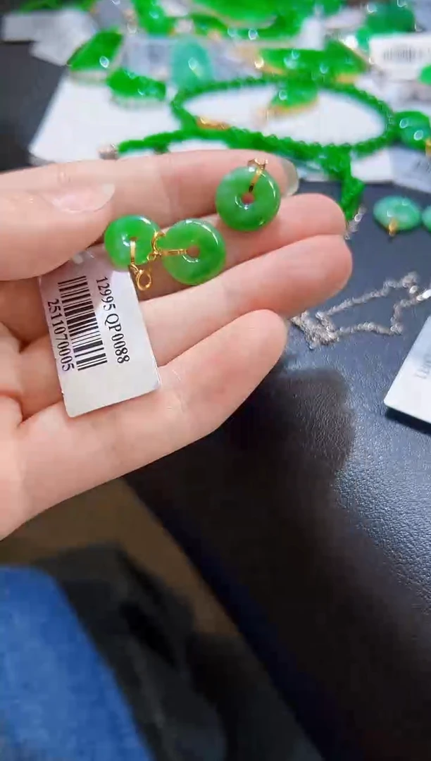 颈饰18K金镶嵌翡翠多样性发货发1