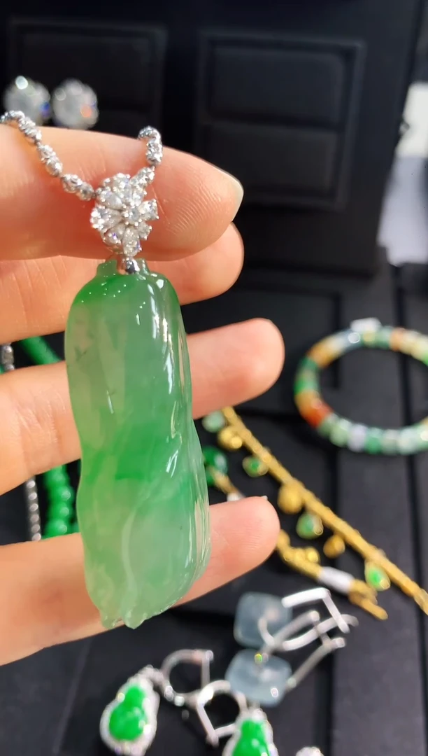 【闪购商品】翡翠吊坠(不含链)18K金镶嵌吊坠