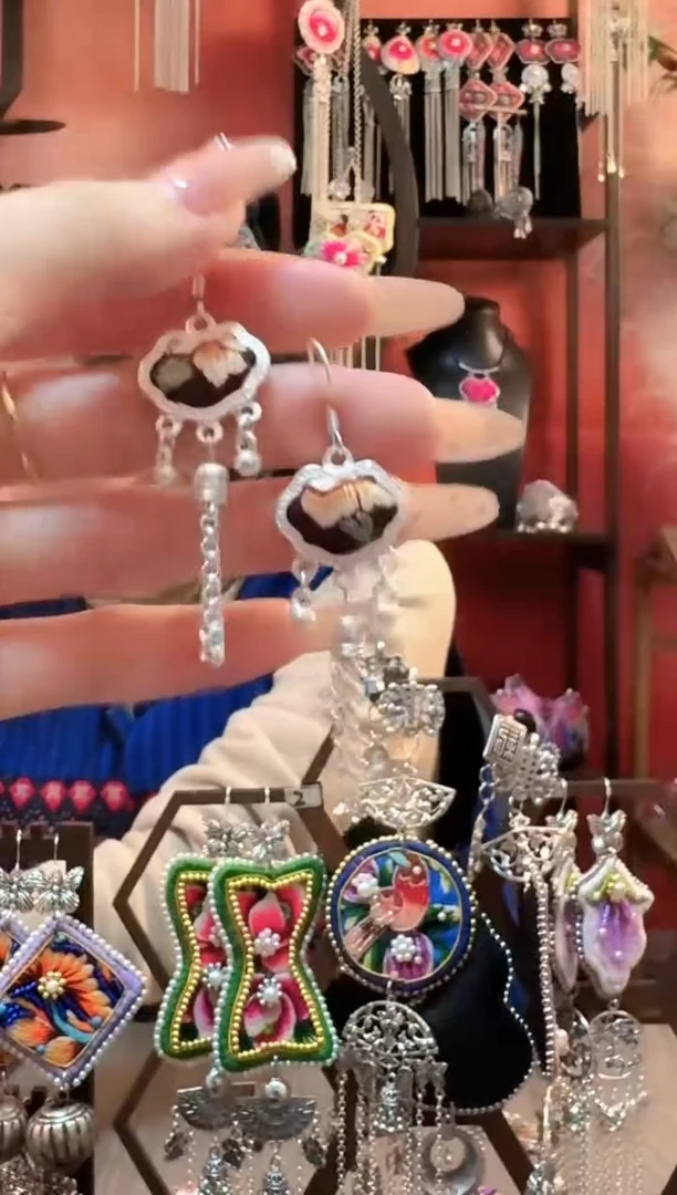 织绣云织谣民族风精美饰品   494