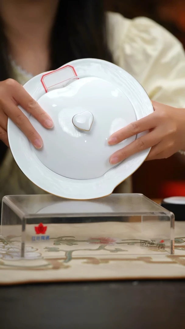 1个正价果果带盖桃形盅（套）