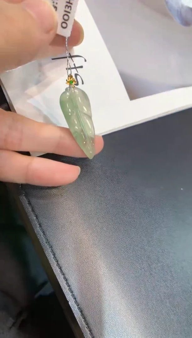 颈饰18K金镶嵌翡翠叶子