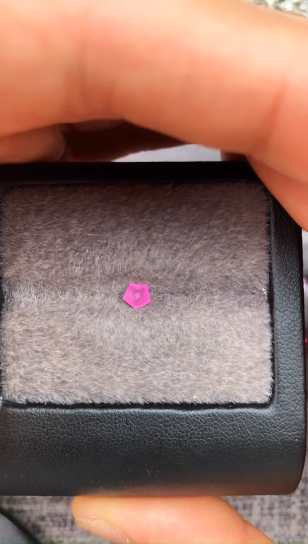 未镶嵌裸石定制蓝宝石五角星型 粉色蓝宝石 0.41ct