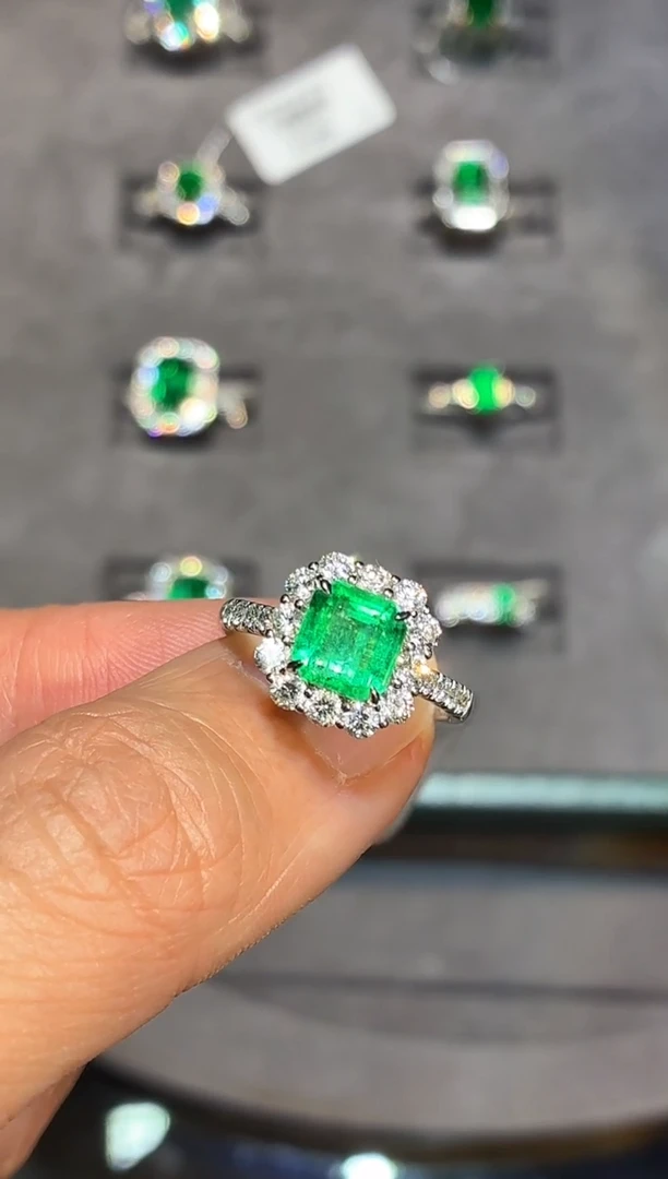 18K金镶嵌戒指祖母绿【闪购】1.74ct/同步展会价/哥伦比亚