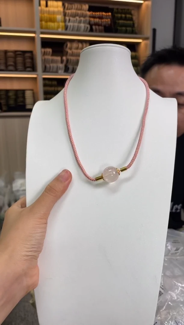 未镶嵌颈饰芙蓉石多样性发一件