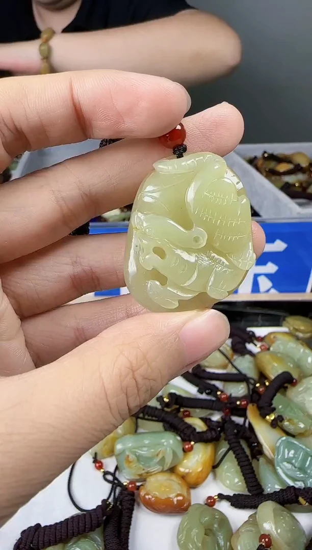和田玉未镶嵌颈饰1