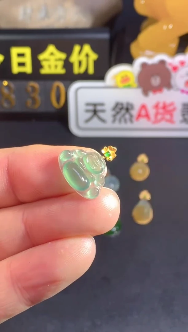 颈饰18K金镶嵌翡翠