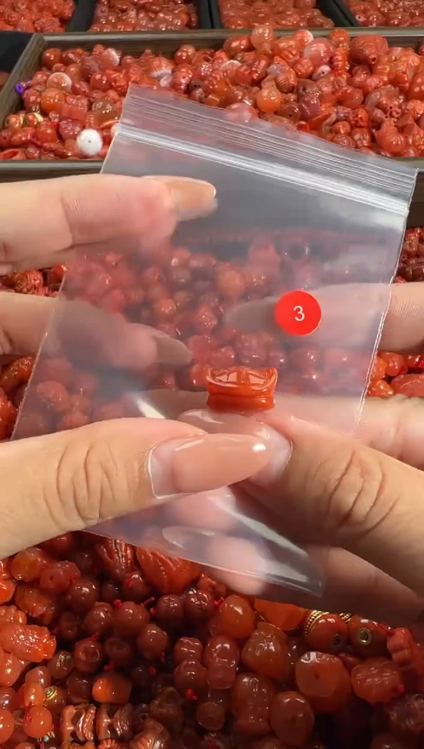 南红玛瑙未镶嵌颈饰1