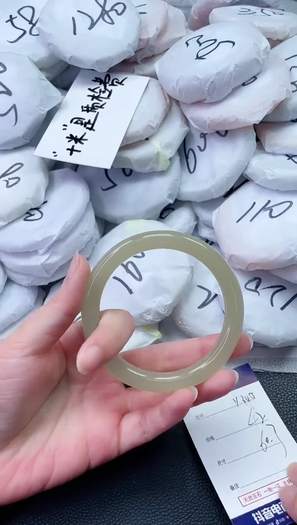 【闪购商品】石英质玉手镯未镶嵌Y345