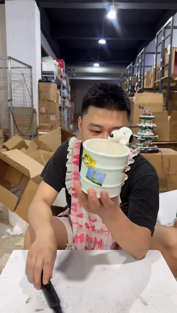 瓷片史努比油桶笔筒