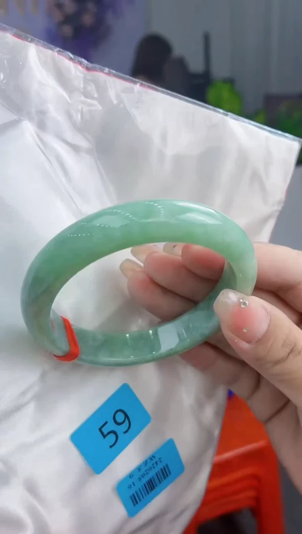 翡翠手镯未镶嵌翡翠手镯