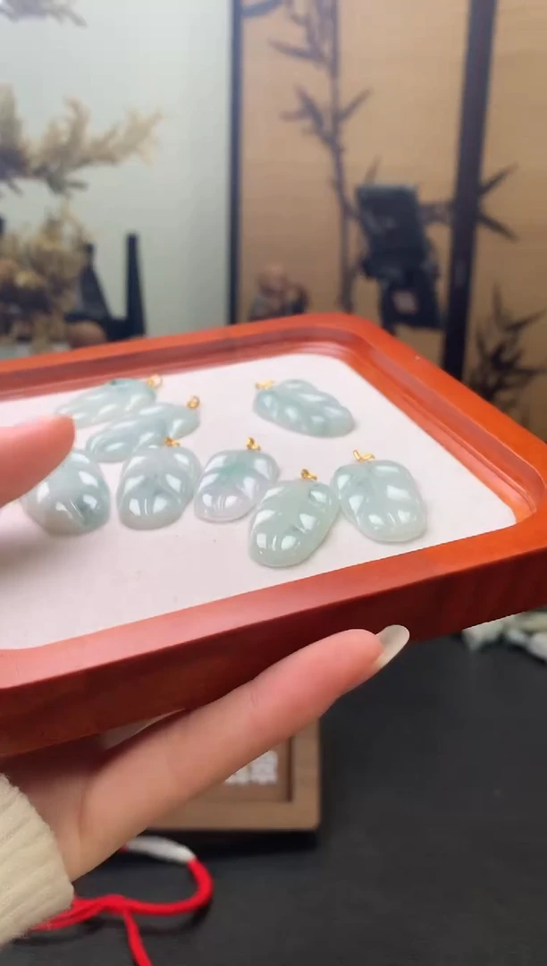 吊坠(不含链)18K金镶嵌翡翠叶子多样性发一件