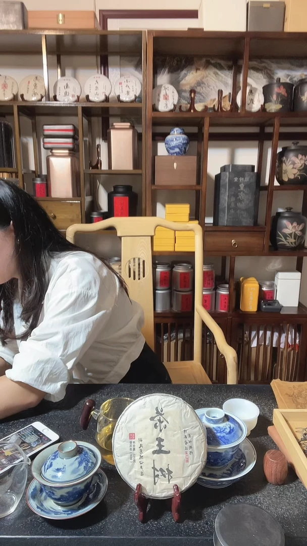 茶王树2018年200克饼