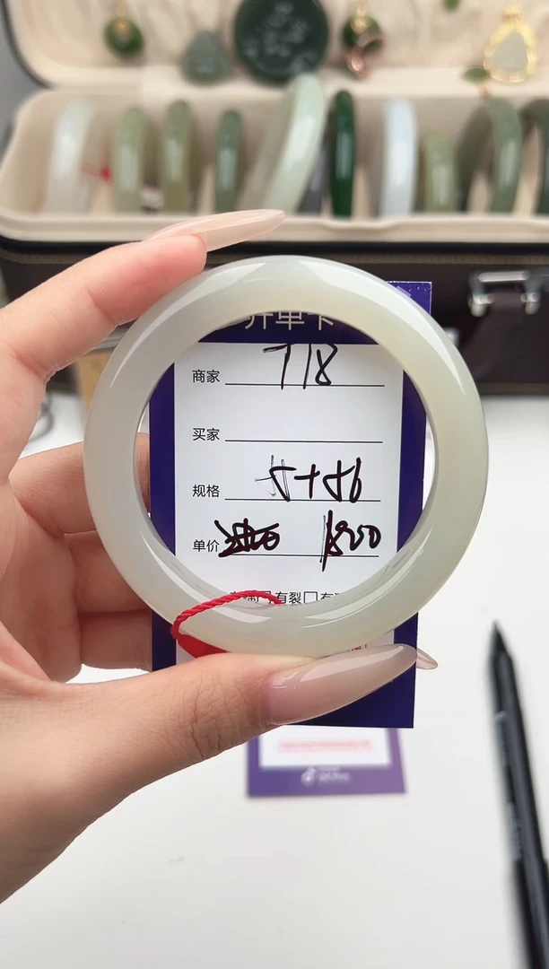 未镶嵌手镯和田玉三****士微色差T18