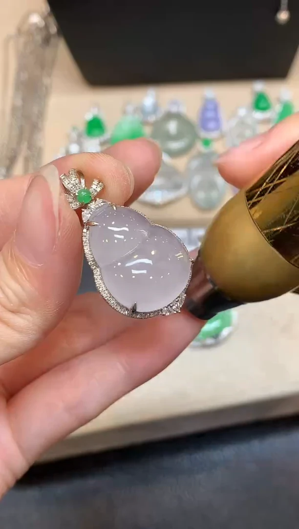 颈饰18K金镶嵌翡翠葫芦【无服务费