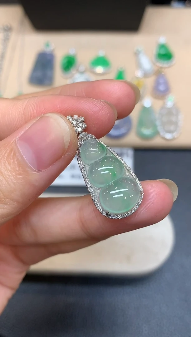 颈饰18K金镶嵌翡翠福豆【无服务费