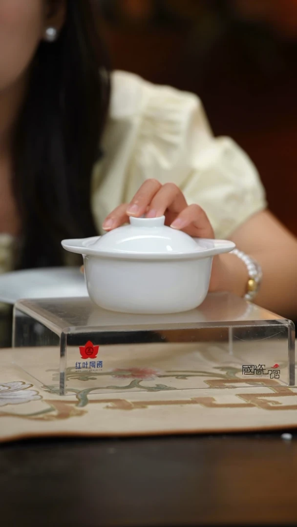 1个微瑕白胎4.5英寸双耳骨盅（带盖）