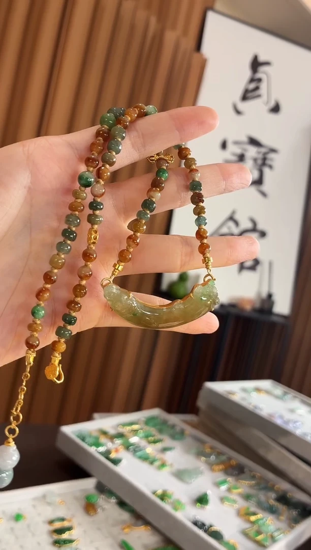 颈饰18K金镶嵌翡翠颈饰