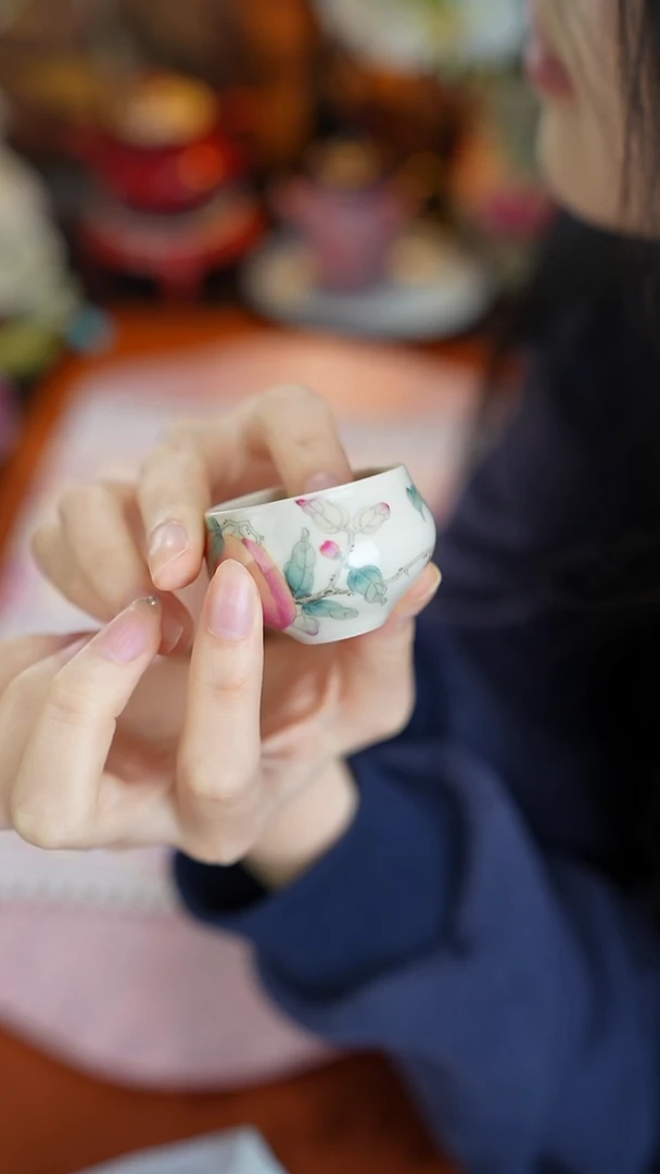 景德镇手工手绘雅圣粉彩一口杯