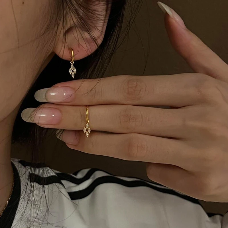铜合金耳饰 爆闪锆石菱形耳钉女轻奢小众设计高级感精致百搭耳饰