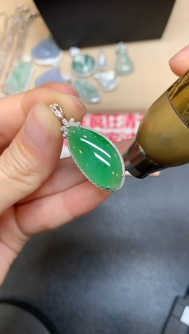 【闪购商品】翡翠吊坠(不含链)18K金镶嵌福瓜【无服务费