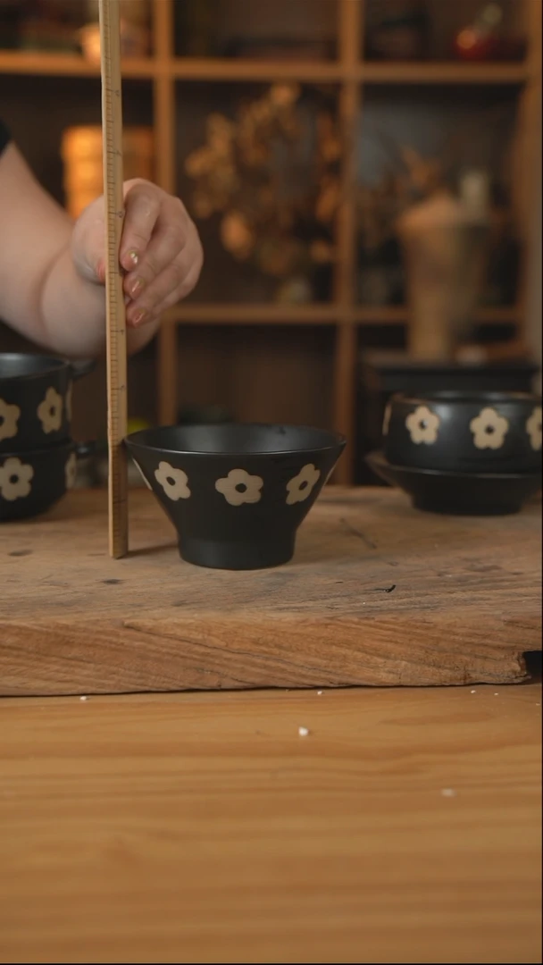 黑色雕刻小花花的螺纹斗笠米饭碗