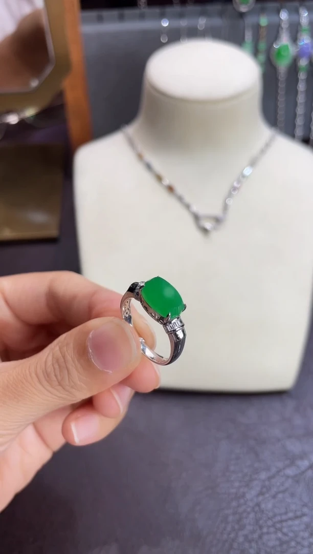 18K金镶嵌戒指翡翠ZHG01026-04