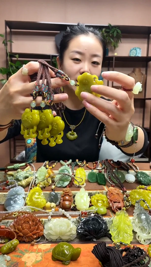 未镶嵌岫玉吊坠多样性发货发其中之一